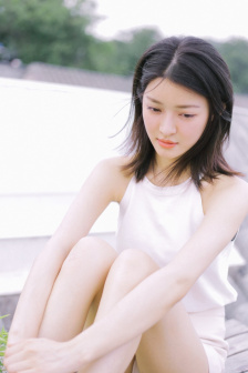 皎若云间月